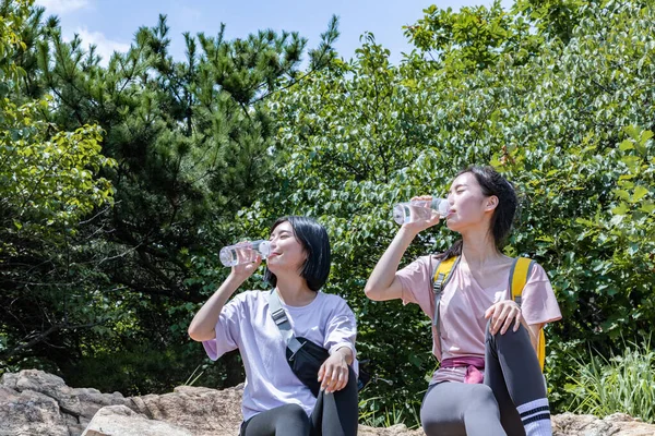 Korean Young Women Hiking Drinking Water — Stock Photo, Image