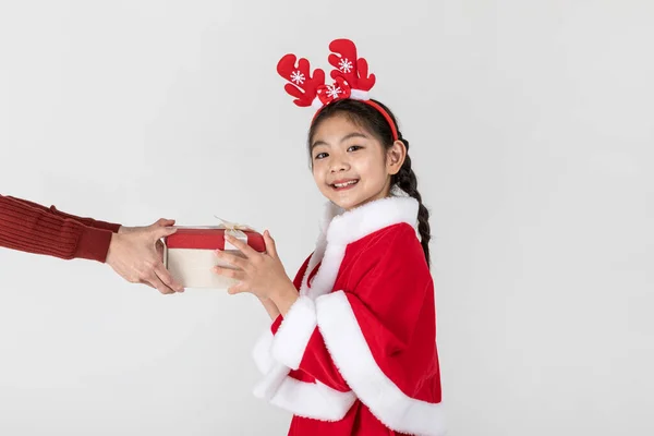 Felice Ragazza Coreana Asiatica Con Regalo Natale — Foto Stock