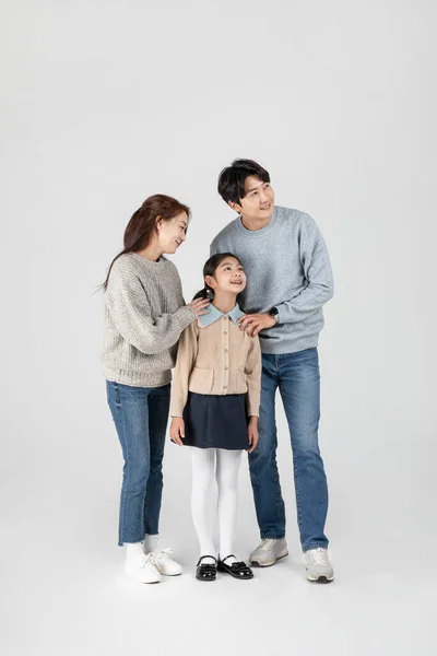 Szczęśliwy Azji Koreański Rodzina Rodzice Córka — Zdjęcie stockowe