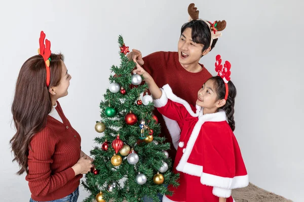 Felice Famiglia Asiatica Coreana Decorazione Albero Natale — Foto Stock