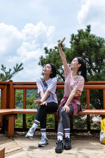 Coreanas Jóvenes Senderismo Juntos —  Fotos de Stock