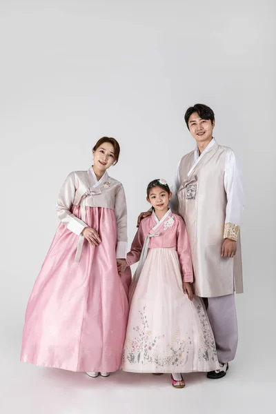 Korejská Rodina Hanboku Izolované Bílé Pozadí — Stock fotografie
