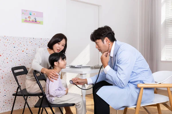 아시아의한 로리언 어머니와 병원에 의사를 방문하는 — 스톡 사진
