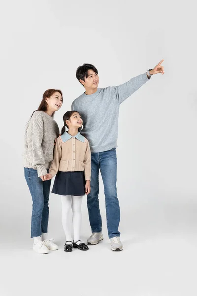 Счастливая Азиатская Семья Родители Дочь — стоковое фото