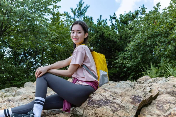 Κορεάτικη Νεαρή Γυναίκα Πεζοπόρος Στο Βράχο — Φωτογραφία Αρχείου