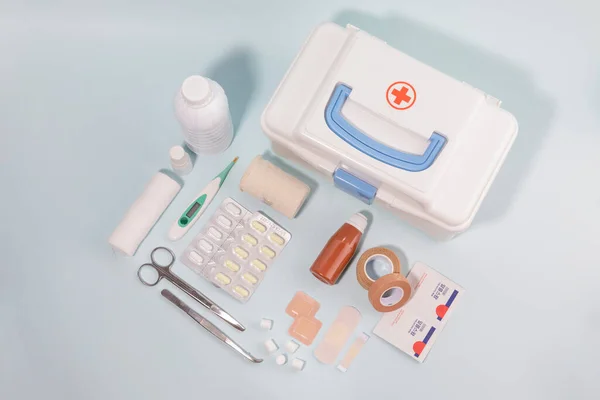 Erste Hilfe Kasten Medizinische Notfallausrüstung Auf Studiohintergrund — Stockfoto