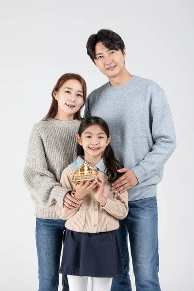 快乐的亚裔韩国家庭 被隔离在白色背景的房子模型中 — 图库照片