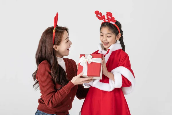 Feliz Asiático Coreano Família Natal Conceito Menina Recebeu Presente — Fotografia de Stock