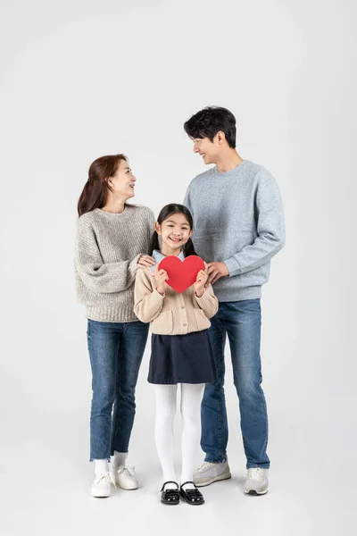 Счастливая Азиатская Семья Изолированные Белом Фоне Держа Сердце Вздох — стоковое фото