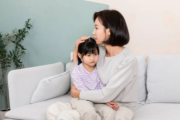 Klein Aziatisch Meisje Heeft Een Koorts Vervloekt Moeder — Stockfoto