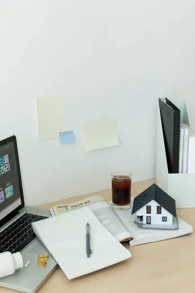 Hause Studieren Schreibtisch Einrichten Immobilienmakler Lizenz Test — Stockfoto