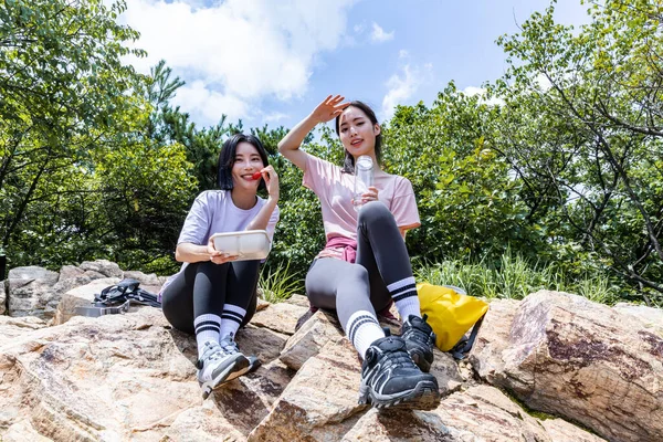 Κορεάτισσες Νεαρές Γυναίκες Κάνουν Πεζοπορία Αναπαύονται Στο Βράχο Και Κάνουν — Φωτογραφία Αρχείου