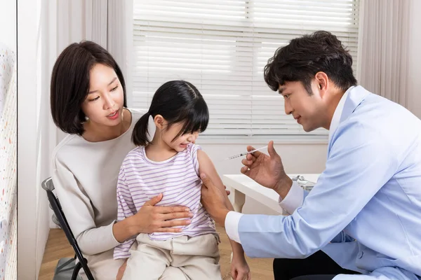 アジアの韓国人の母親と彼女の娘はクリニックで医師を訪問 — ストック写真