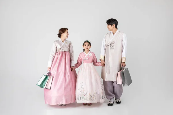 Korejská Rodina Hanboku Proti Bílému Studiu Bílé Pozadí — Stock fotografie