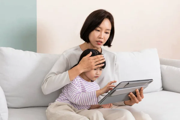 Koreańskie Dziecko Mama Korzystające Tabletu Koncepcja Konsultacji Medycznych Online — Zdjęcie stockowe