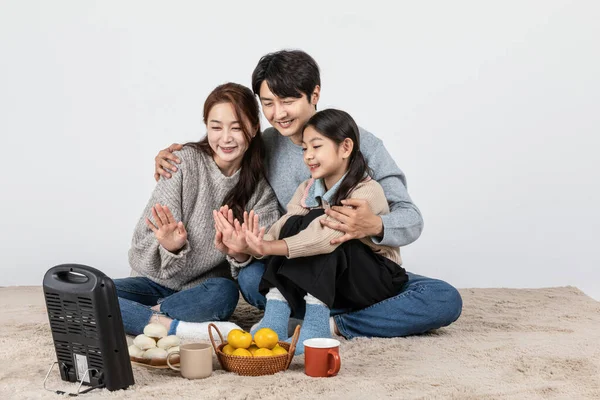 Feliz Asiática Coreana Familia Pasando Tiempo Juntos Calentamiento Ellos Mismos —  Fotos de Stock