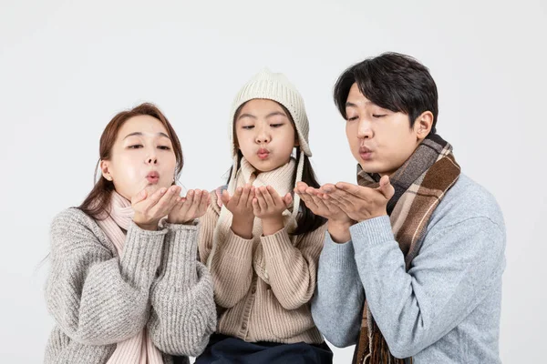 幸せなアジア系韓国人の家族 両親と娘 寒い冬のコンセプト — ストック写真