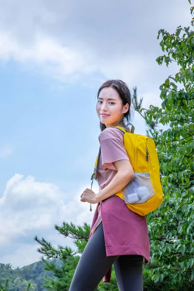 Korean Молода Жінка Подорожує Скелі — стокове фото
