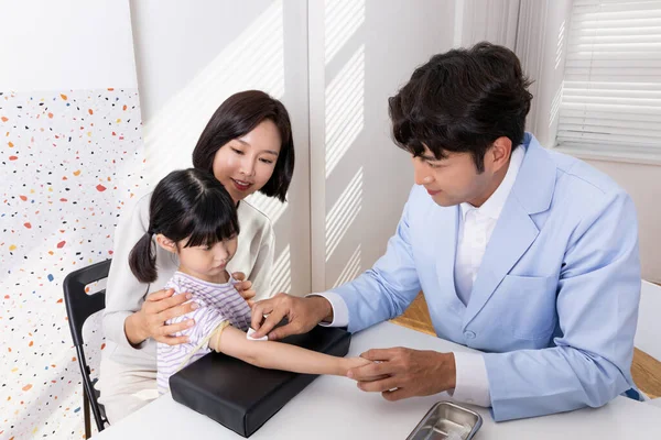 Aziatische Koreaanse Moeder Met Haar Dochter Bezoek Arts Kliniek — Stockfoto