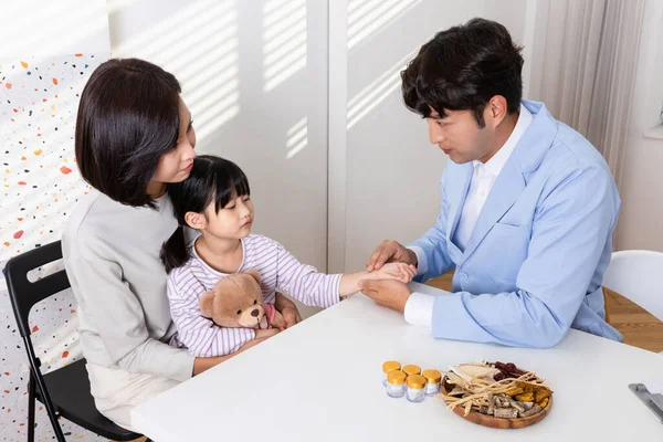 Κορεατική Ανατολίτικη Ιατρική Κλινική Για Παιδιά Έννοια — Φωτογραφία Αρχείου