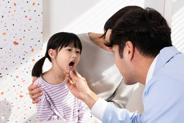 亚洲韩国母亲带着女儿到诊所看医生 — 图库照片