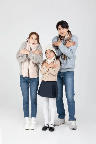 快乐的亚裔韩国家庭 父母和女儿 寒冷的冬季观念 — 图库照片
