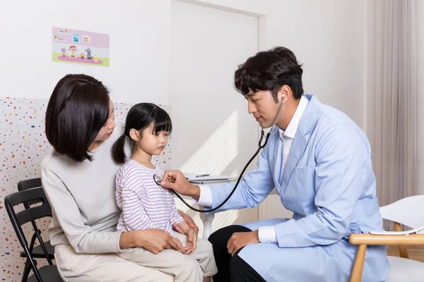 Asiatico Coreano Madre Con Suo Figlia Visita Medico Clinica — Foto Stock