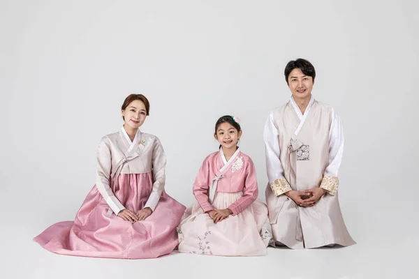 Korejská Rodina Hanboku Izolované Bílé Pozadí — Stock fotografie