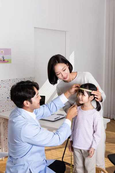 Asian Korean Mother Her Daughter Visiting Doctor Clinic — Stock Photo, Image