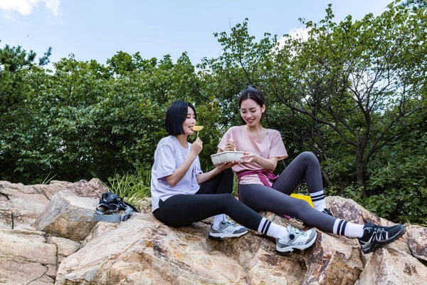 Mujeres Jóvenes Coreanas Senderismo Descansando Roca Almorzando —  Fotos de Stock