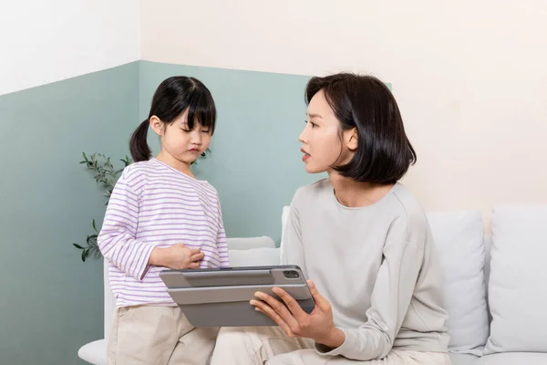 Koreańskie Dziecko Mama Korzystające Tabletu Koncepcja Konsultacji Medycznych Online — Zdjęcie stockowe