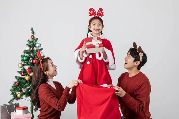 Felice Famiglia Coreana Asiatica Nel Concetto Natale Dando Regalo — Foto Stock