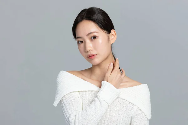 Όμορφη Νεαρή Κορεάτισσα Ασιάτισσα Γυναίκα Πορτρέτο Στούντιο Φωτογραφία Στο Χειμώνα — Φωτογραφία Αρχείου