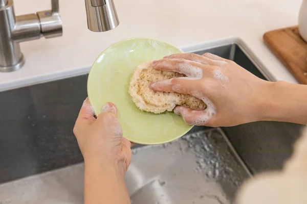 Hábitos Ecológicos Gesto Mão Lavar Pratos Com Uma Esponja Eco — Fotografia de Stock