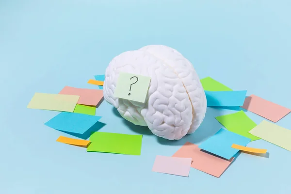 脳の健康と認知症のシリーズや疑問符の付いた脳のミニチュアやメモ帳 — ストック写真