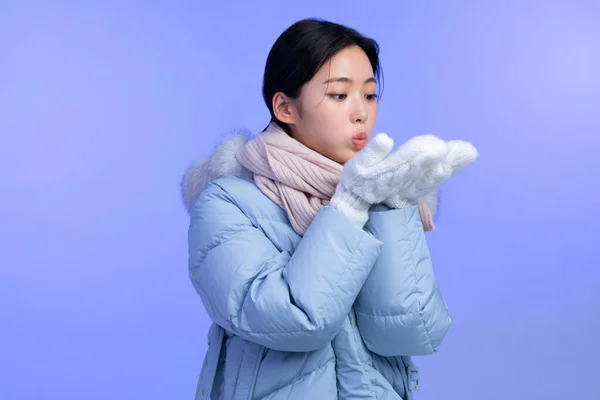 美丽的年轻的韩国亚洲女子肖像工作室照片冬季皮肤美感与化妆品概念 — 图库照片