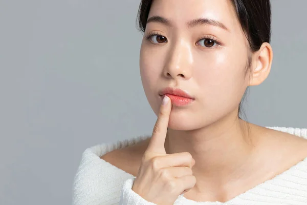 美丽的年轻的韩国亚洲女子肖像工作室照片在冬季皮肤美感和化妆品的概念 担心干唇 — 图库照片