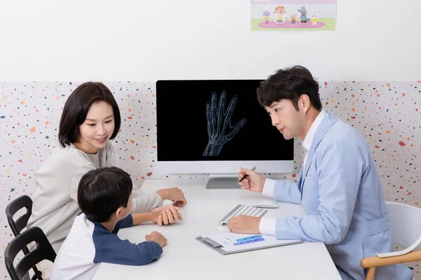 Koreanisches Asiatisches Kind Der Klinik Wachstumsberatungskonzept — Stockfoto