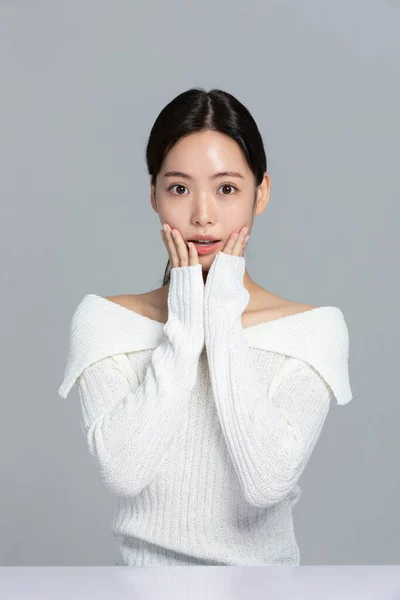 美丽的年轻的韩国亚洲女子肖像工作室照片冬季皮肤美感与化妆品的概念 令人惊讶 — 图库照片