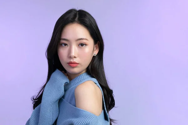 Foto Studio Wanita Muda Asia Yang Cantik Kulit Musim Dingin — Stok Foto