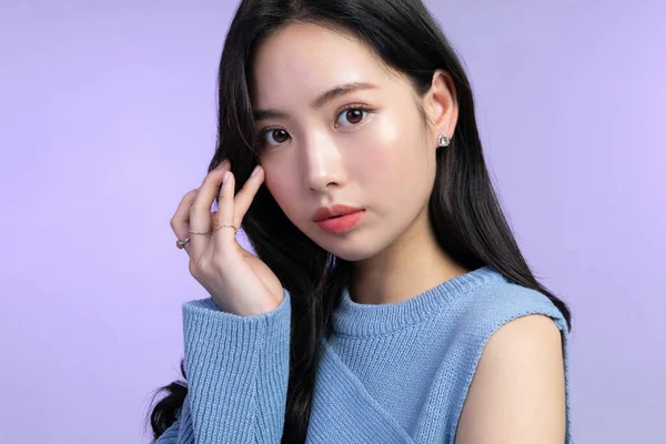한국의 아름다운 스튜디오 피부의아름다움 화장품 만지는 — 스톡 사진