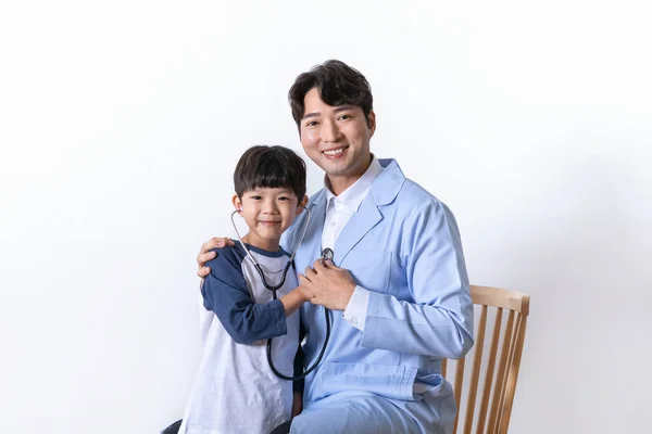 Asiatico Coreano Bambino Esaminare Con Stetoscopio — Foto Stock