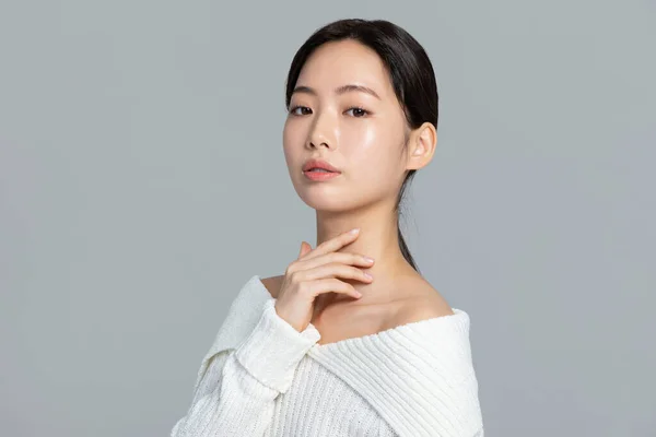 美しい韓国の若いアジアの女性の肖像画のスタジオの写真冬の肌の美しさと化粧品のコンセプト 首のしわケア — ストック写真