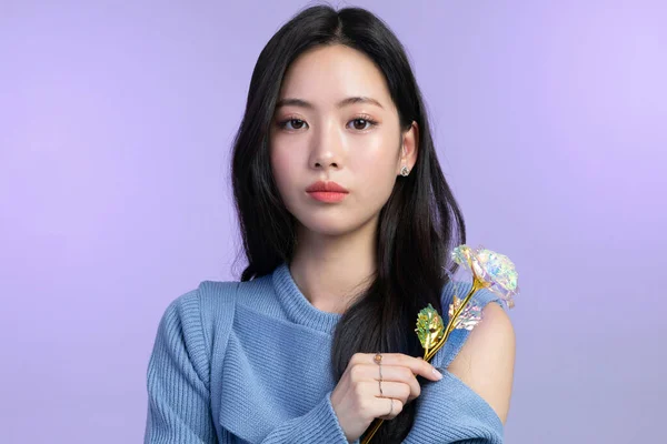 冬の肌の美しさと化粧品のコンセプトで美しい若い韓国人女性の肖像画スタジオの写真 花を開催 — ストック写真