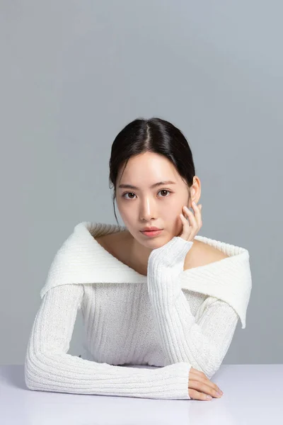 冬の肌の美しさと化粧品のコンセプトで美しい若い韓国人女性の肖像画スタジオの写真 手の動き — ストック写真