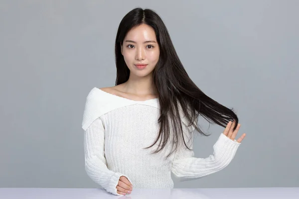 冬の肌の美しさと化粧品のコンセプトで美しい若い韓国人女性の肖像画スタジオの写真 髪のタッチ — ストック写真