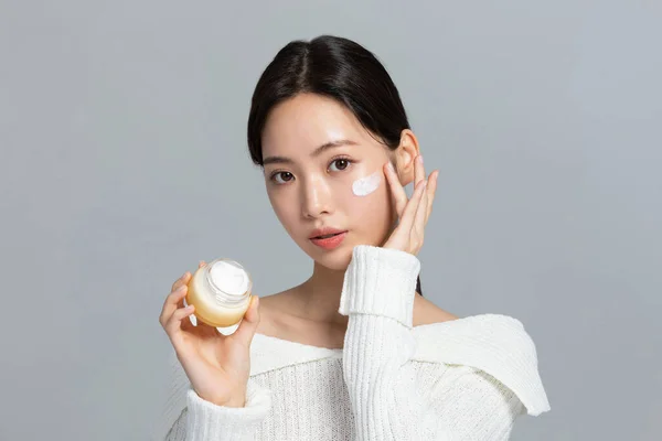 美丽的年轻的韩国亚洲女子肖像工作室照片在冬季皮肤美感和化妆品的概念 使用滋养霜 — 图库照片