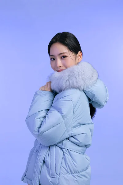 美丽的年轻的韩国亚洲女子肖像工作室照片 冬季皮肤美感与化妆品概念 — 图库照片
