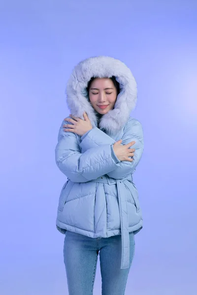 美丽的年轻的韩国亚洲女子肖像工作室照片在冬季皮肤美感和化妆品的概念 感觉舒适 — 图库照片