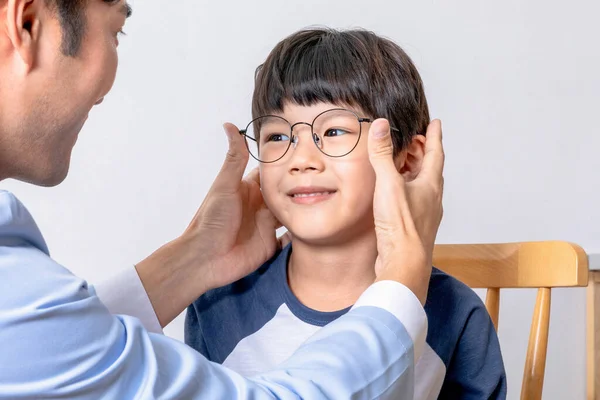Coréen Asiatique Enfant Dans Ophtalmique Clinique Test Vue — Photo
